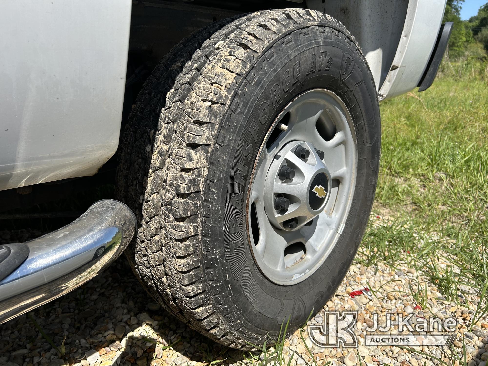 (Robert, LA) 2013 Chevrolet Silverado 2500HD 4x4 Extended-Cab Pickup Truck Runs & Moves) (Paint Dama