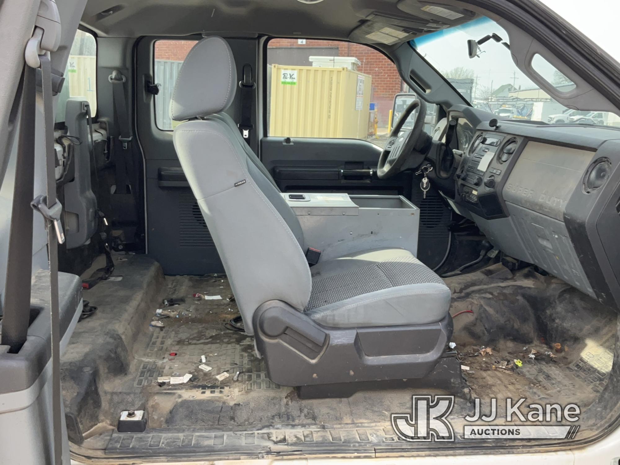 (Des Moines, IA) 2011 Ford F350 4x4 Extended-Cab Service Truck Runs & Moves) (Vehicle Stalls when En