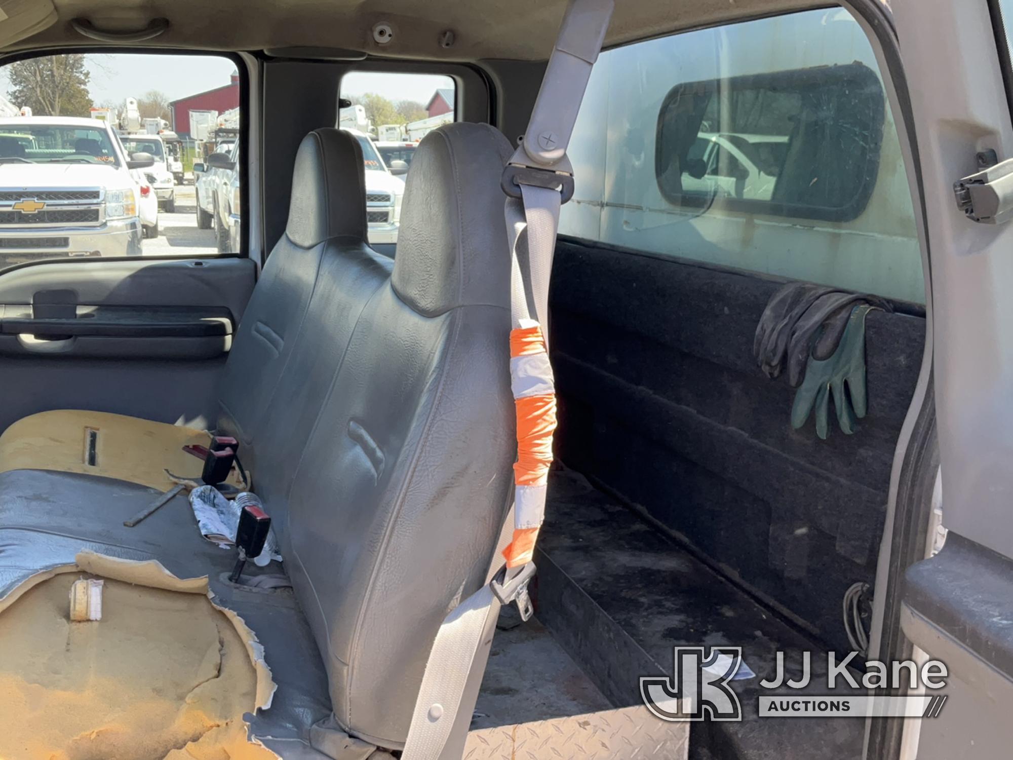 (Hawk Point, MO) 2002 Ford F350 4x4 Extended-Cab Enclosed Utility Truck Runs & Moves) (Jump To Start