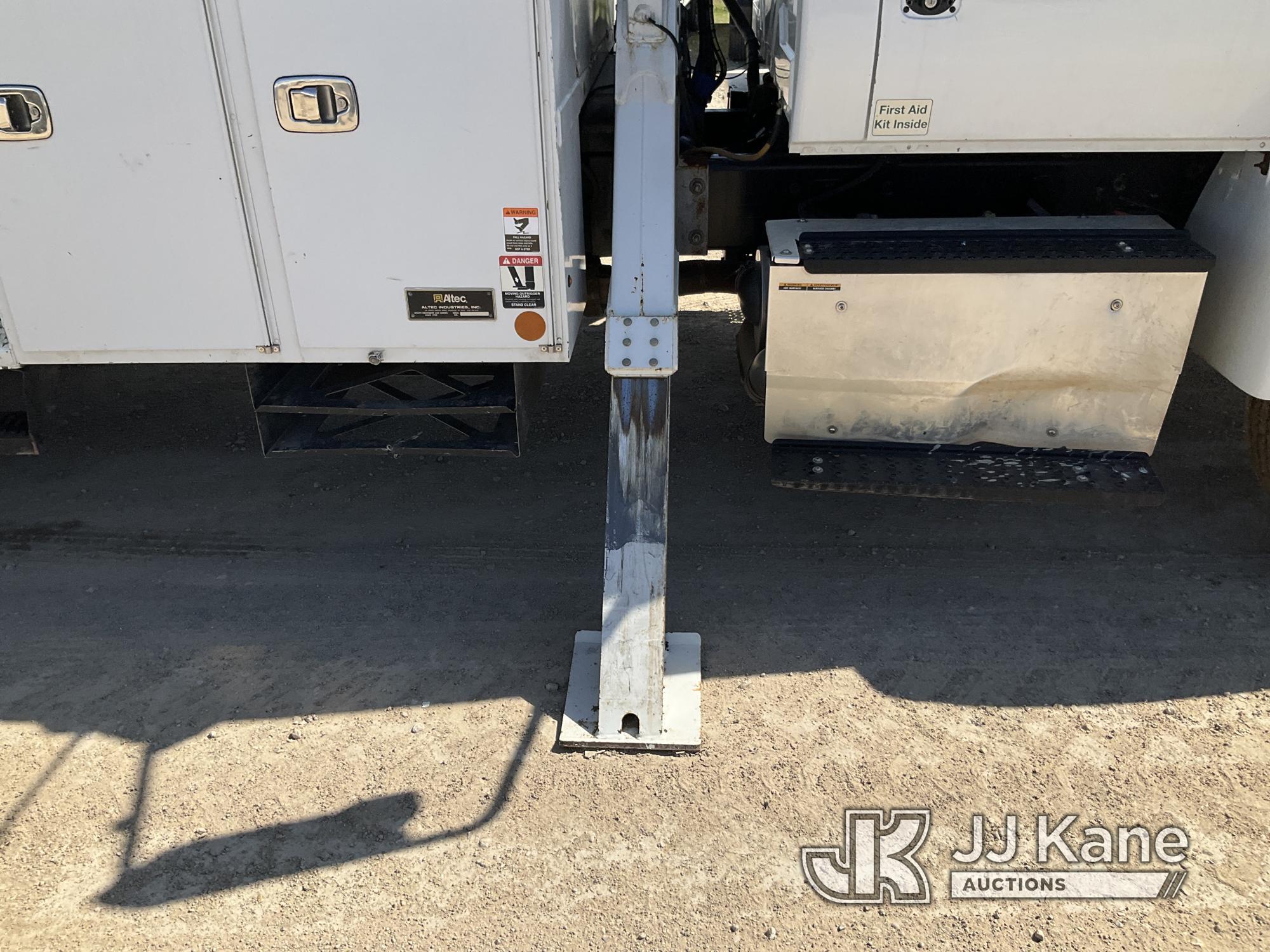 (Waxahachie, TX) Altec AA55-MH, Material Handling Bucket Truck rear mounted on 2017 International 43