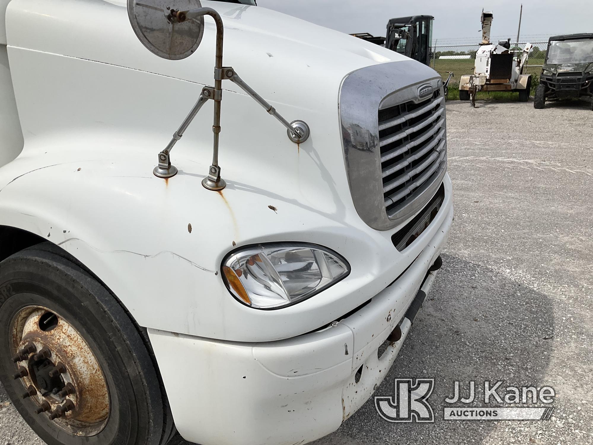 (Hawk Point, MO) 2005 Freightliner Columbia 112 T/A Flatbed Truck Runs and Moves.