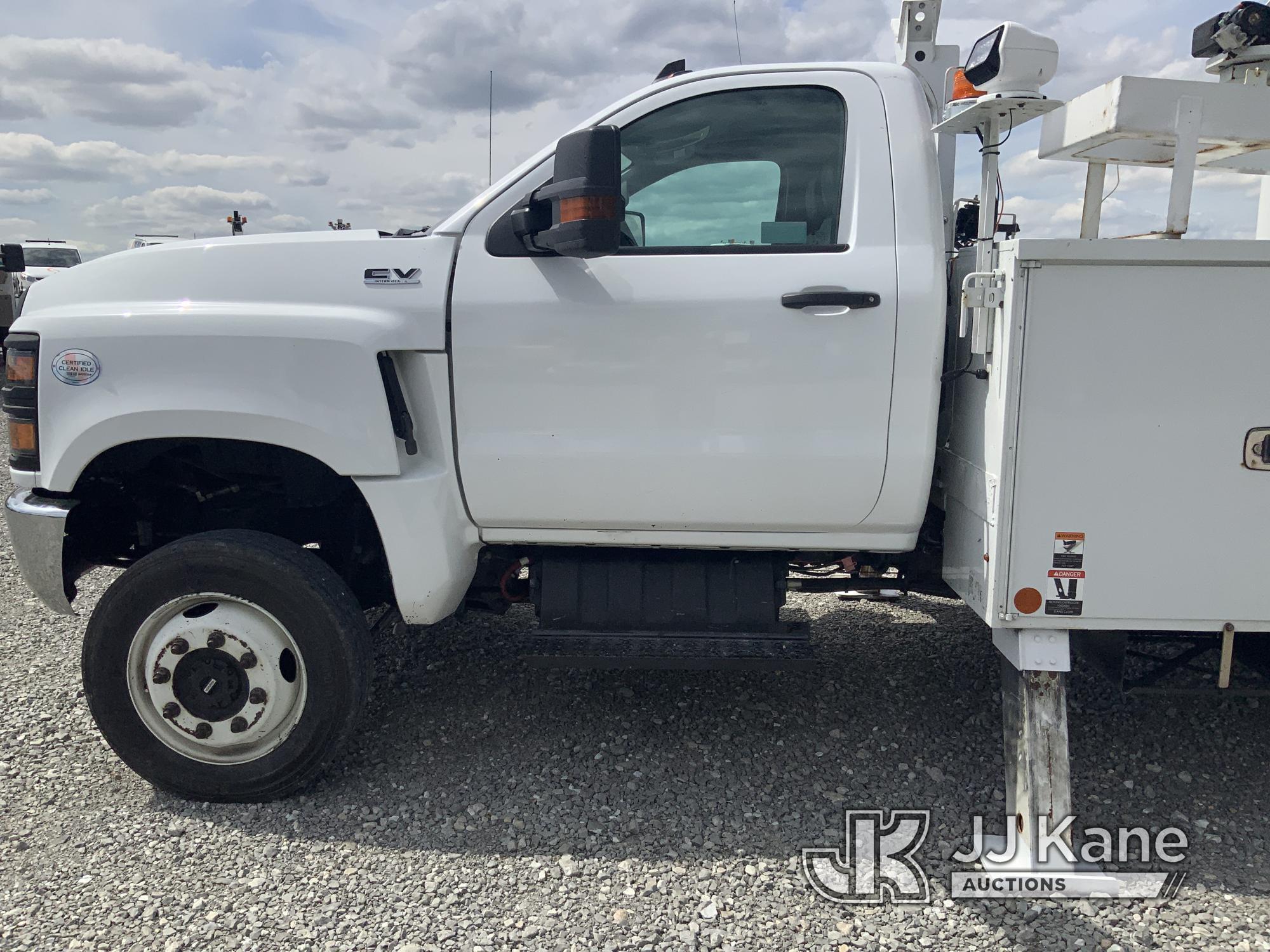 (Hawk Point, MO) Altec AT48M, Articulating & Telescopic Material Handling Bucket Truck center mounte