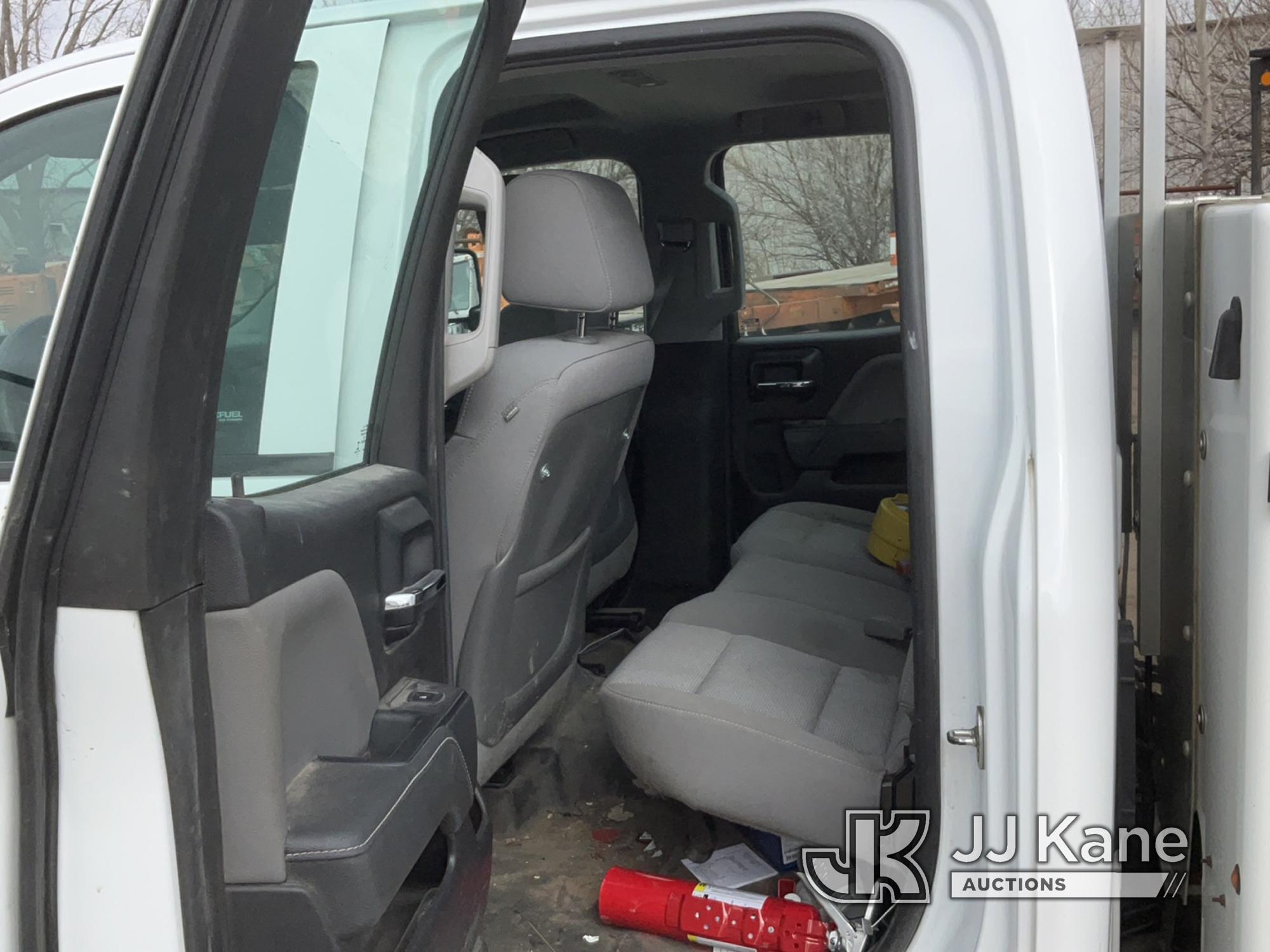 (Des Moines, IA) 2015 Chevrolet Silverado 2500HD 4x4 Extended-Cab Enclosed Service Truck Runs, Moves
