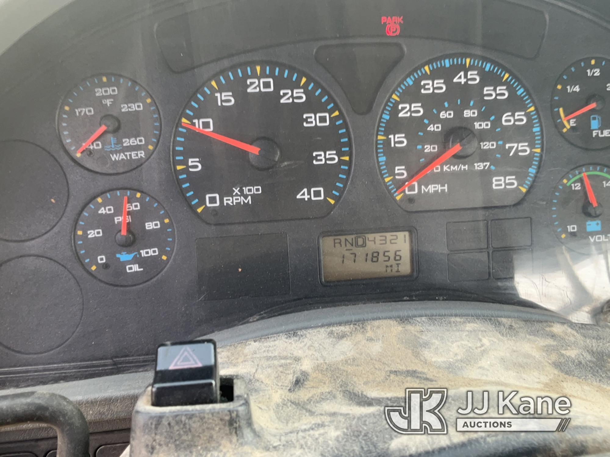 (Tipton, MO) 2003 International 7400 T/A Truck Tractor Runs and Moves.