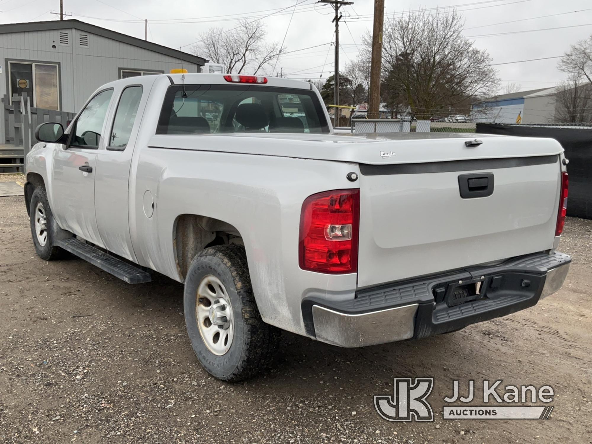 (Charlotte, MI) 2011 Chevrolet Silverado 1500 4x4 Extended-Cab Pickup Truck Runs & Moves) (Rust Dama