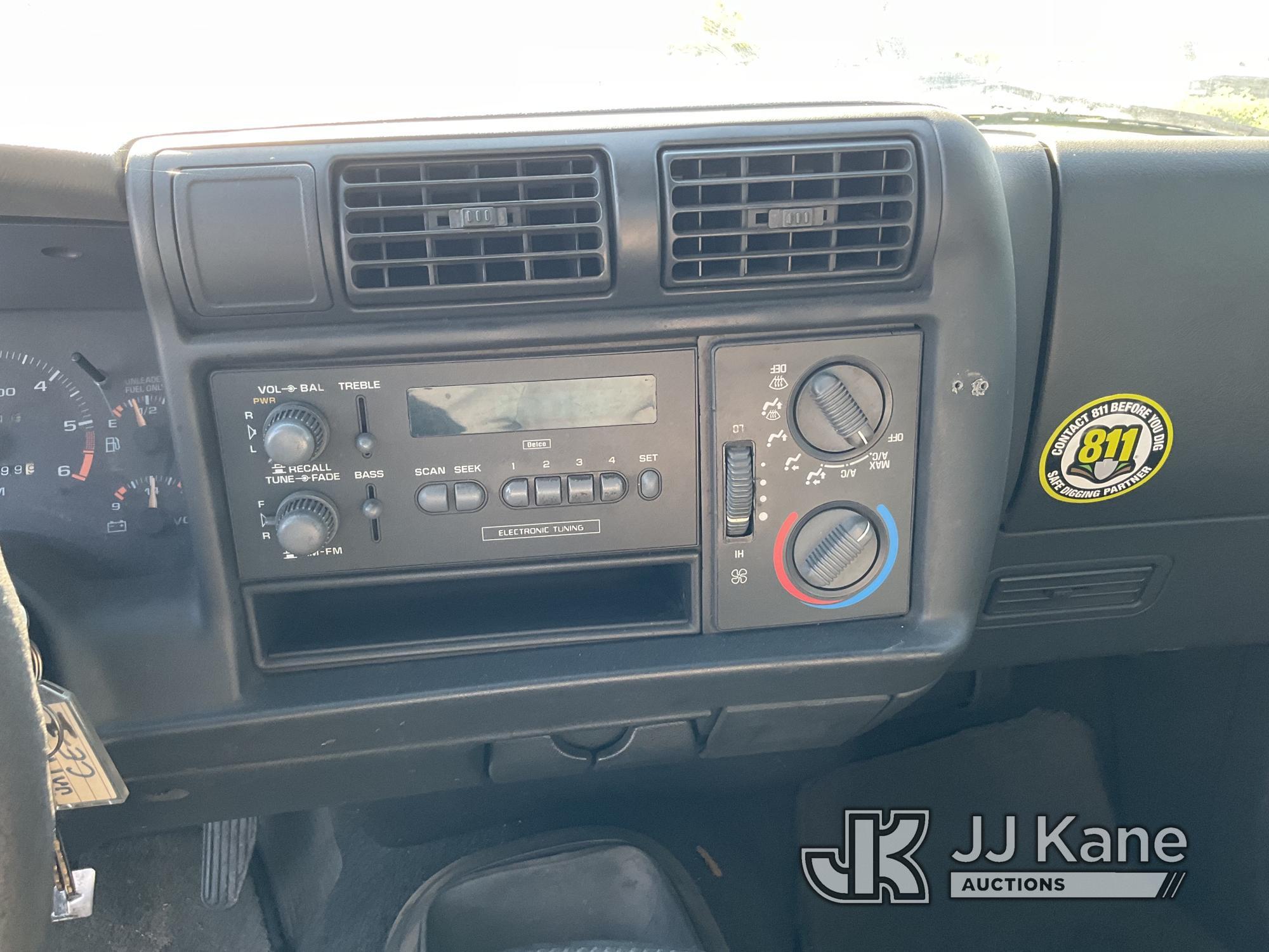 (Jurupa Valley, CA) 1997 Chevrolet S10 Extended-Cab Pickup Truck Runs & Moves