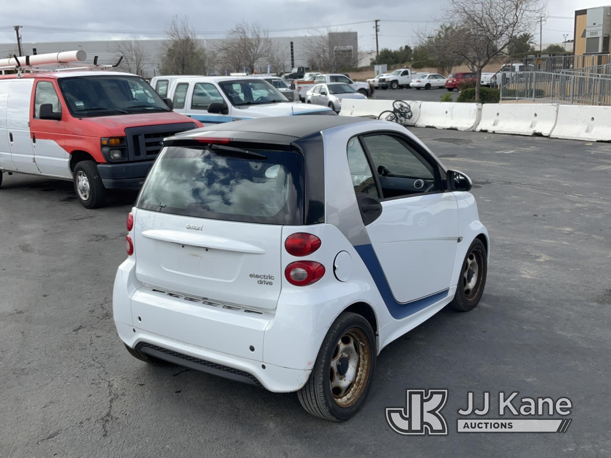 (Jurupa Valley, CA) 2015 smart fortwo electric coupe Not Running , Missing Charger