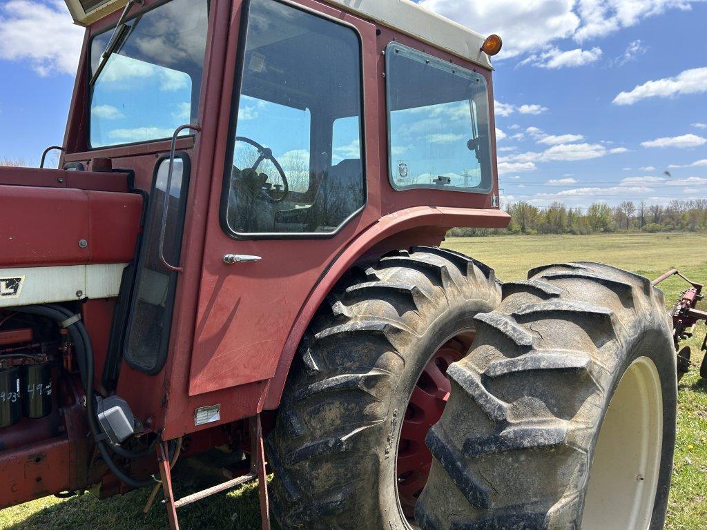 INTERNATIONAL FARMALL 1566 TRACTOR, CAB, 3PT, PTO, 2-REMOTES, PTO, 540 & 1000, 18.4-38 REAR DUALS, 5