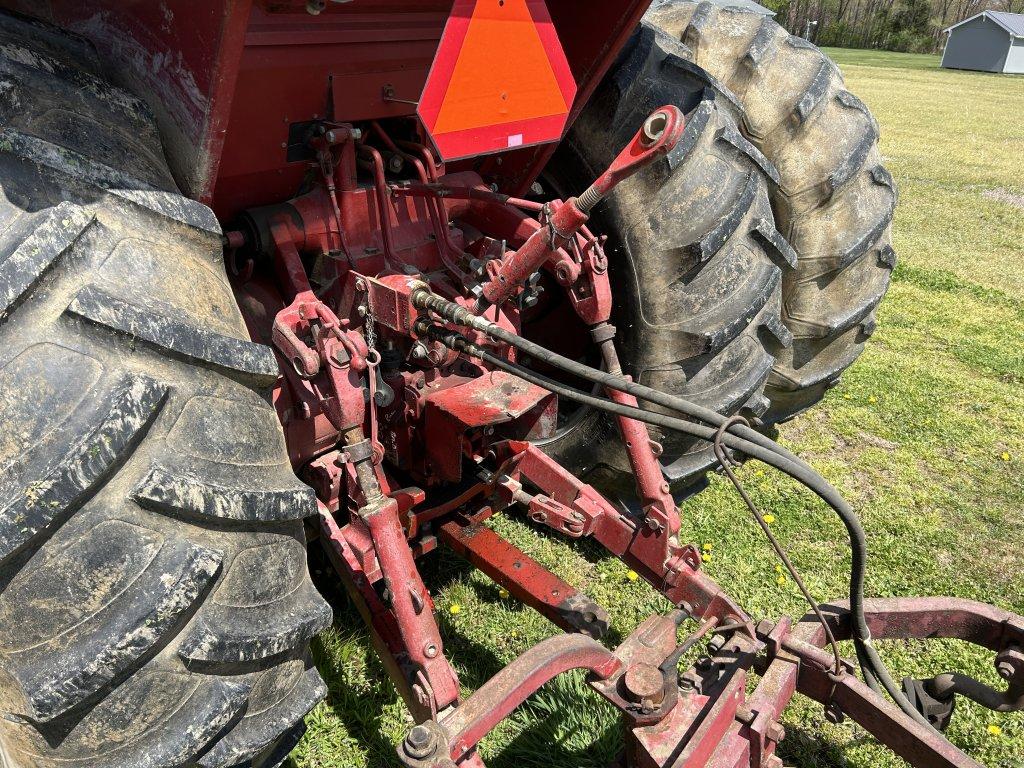 INTERNATIONAL FARMALL 1566 TRACTOR, CAB, 3PT, PTO, 2-REMOTES, PTO, 540 & 1000, 18.4-38 REAR DUALS, 5