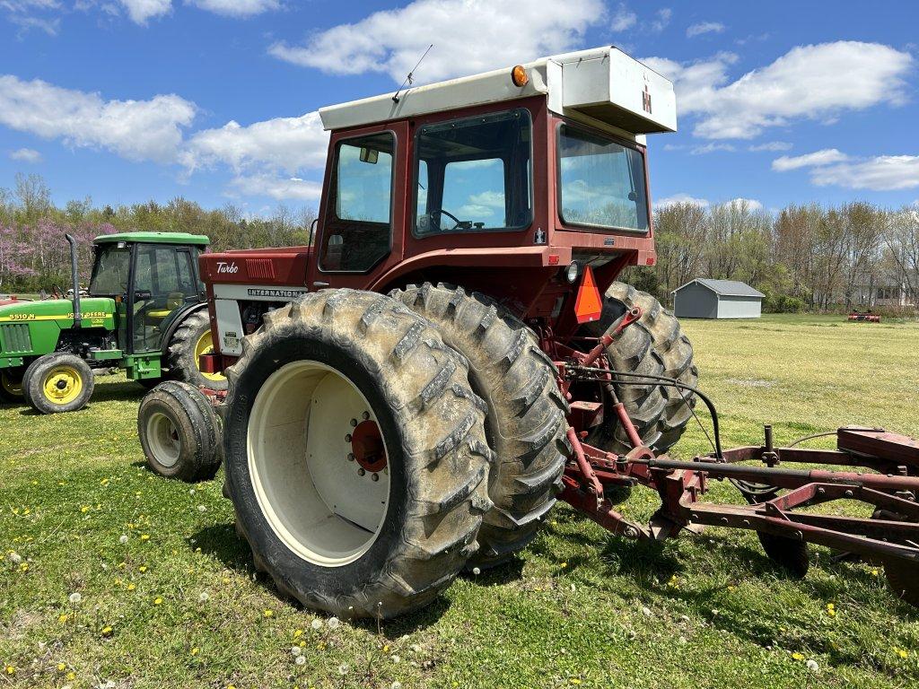 INTERNATIONAL FARMALL 1566 TRACTOR, CAB, 3PT, PTO, 2-REMOTES, PTO, 540 & 1000, 18.4-38 REAR DUALS, 5