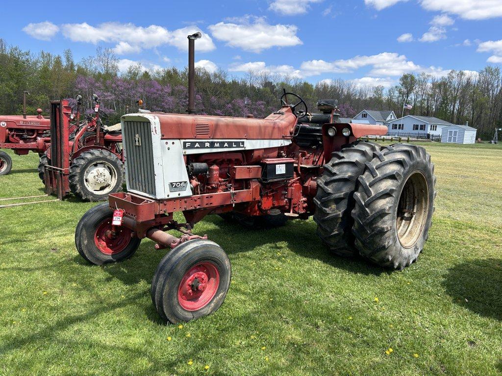 INTERNATIONAL MCCORMICK FARMALL 706 TRACTOR, DIESEL, 3PT, 540 & 1000 PTO, 2-REMOTES, 16.9-34 REAR DU