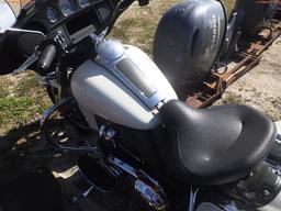 5-02112 (Cars-Motorcycle)  Seller: Gov-Hillsborough County Sheriffs 2021 HD FLHT