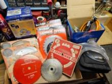 Miscellaneous lot, including saw blades.
