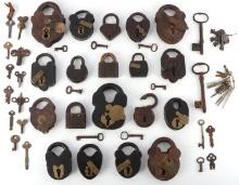 18 ANTIQUE PADLOCK LOT BLUE GRASS M W CO.