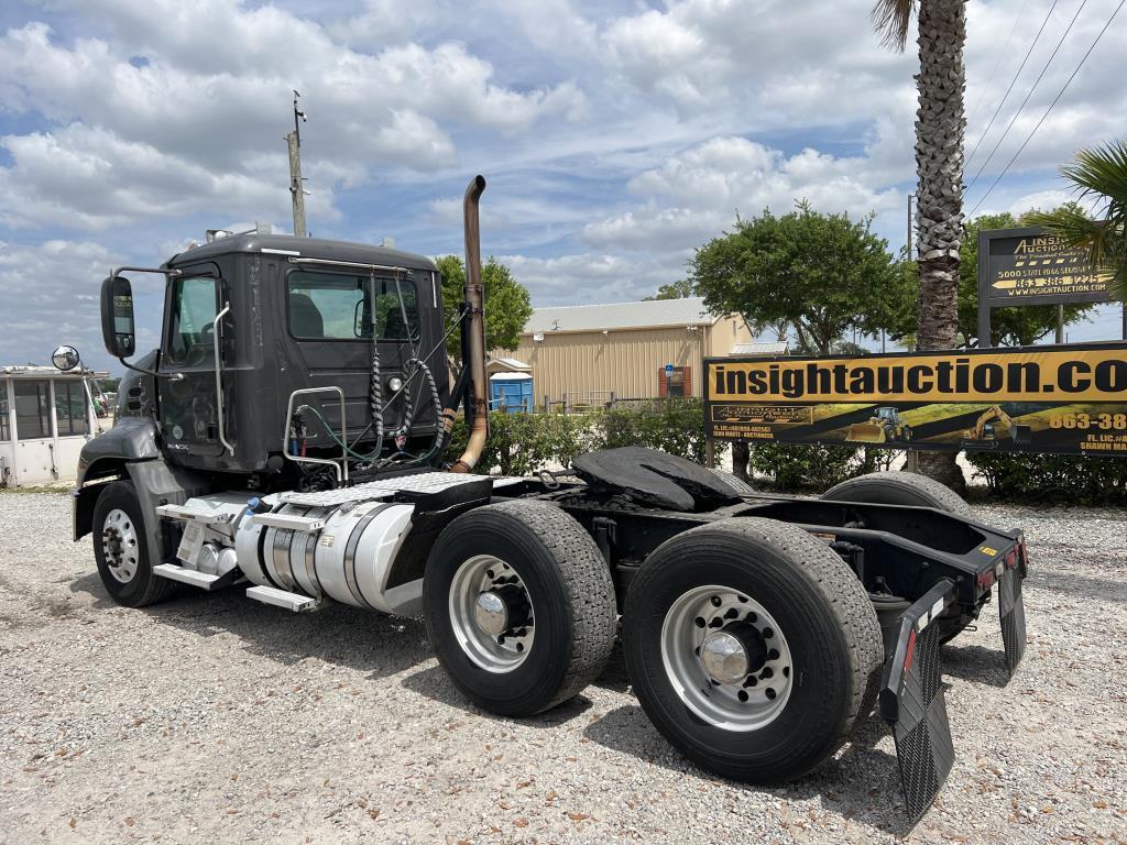 2018 Mack Cxu613 Day Cab Semi Truck W/t R/k