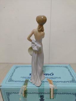 Lladro Dama Esquiva Porcelain Statue