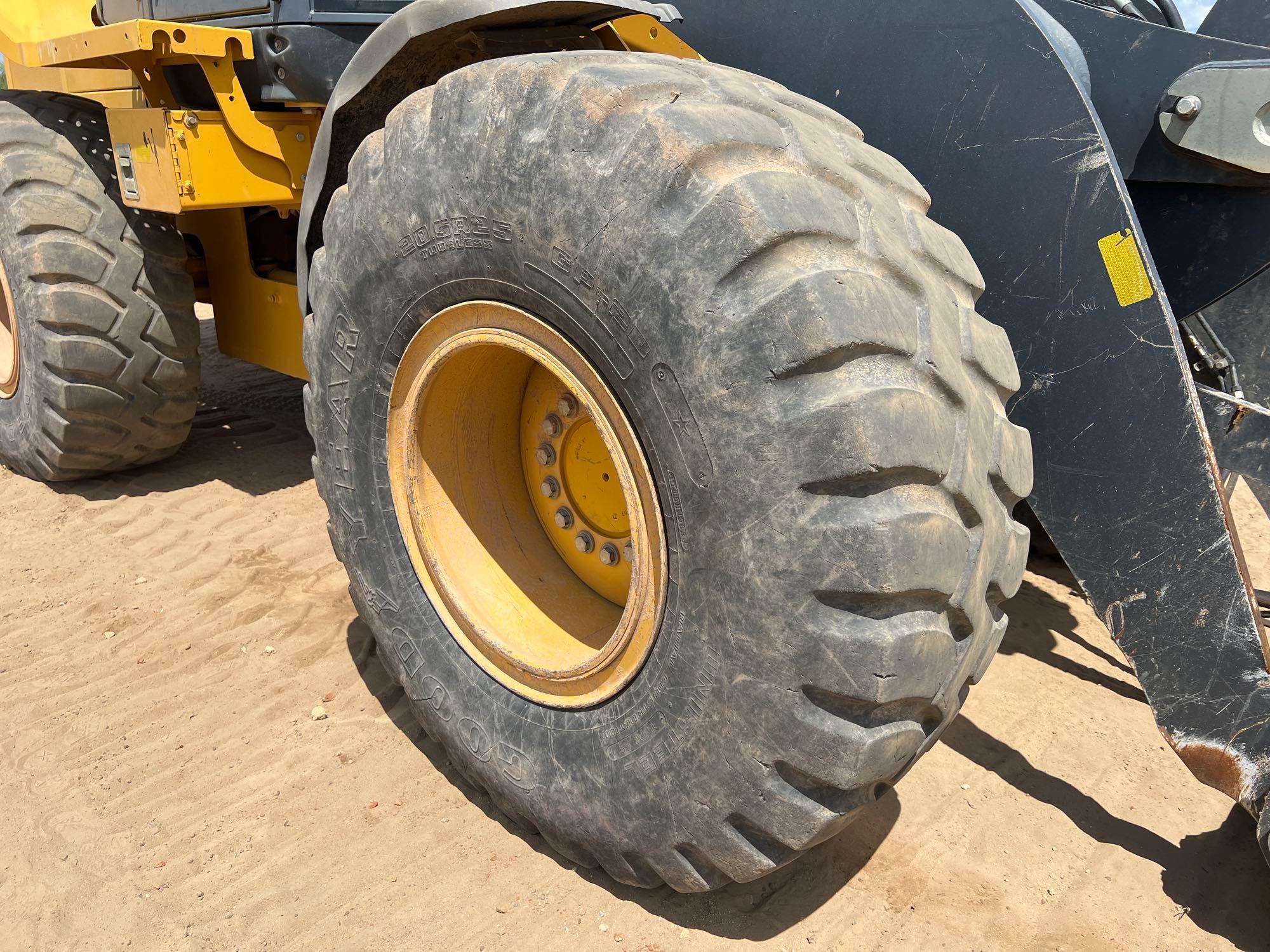 2011 JOHN DEERE 524K RUBBER TIRE LOADER