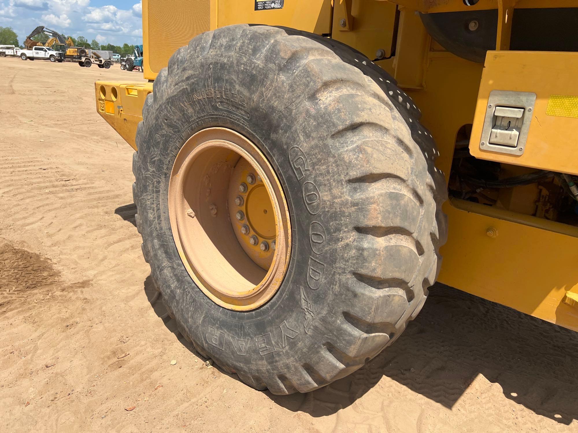 2011 JOHN DEERE 524K RUBBER TIRE LOADER