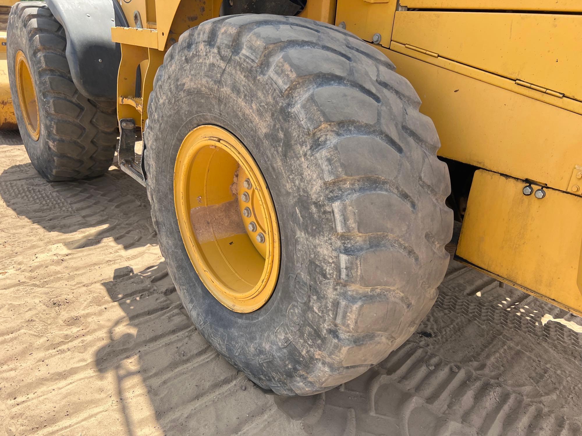 2011 JOHN DEERE 524K RUBBER TIRE LOADER