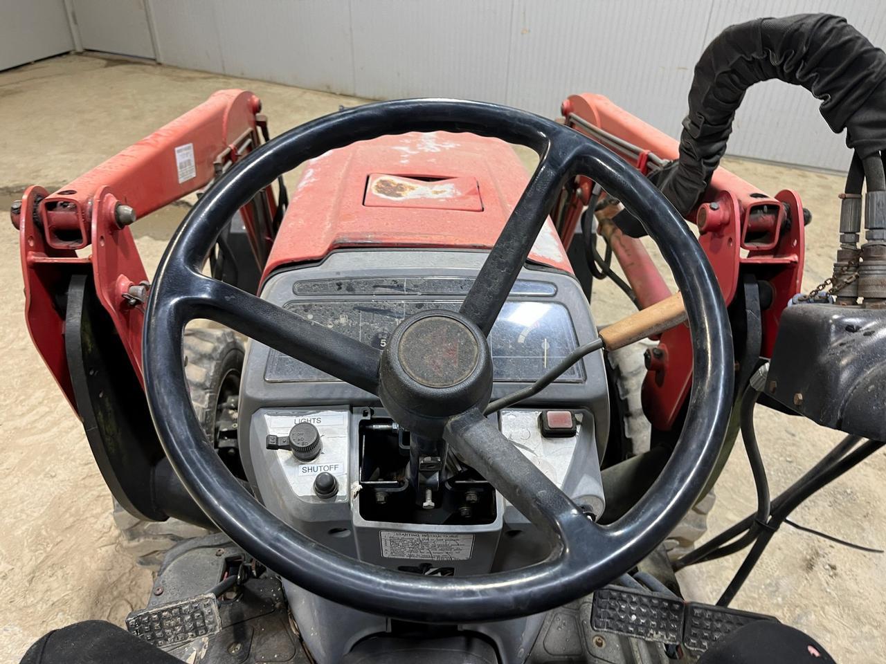 Massey Ferguson 1528 Compact Tractor with Loader