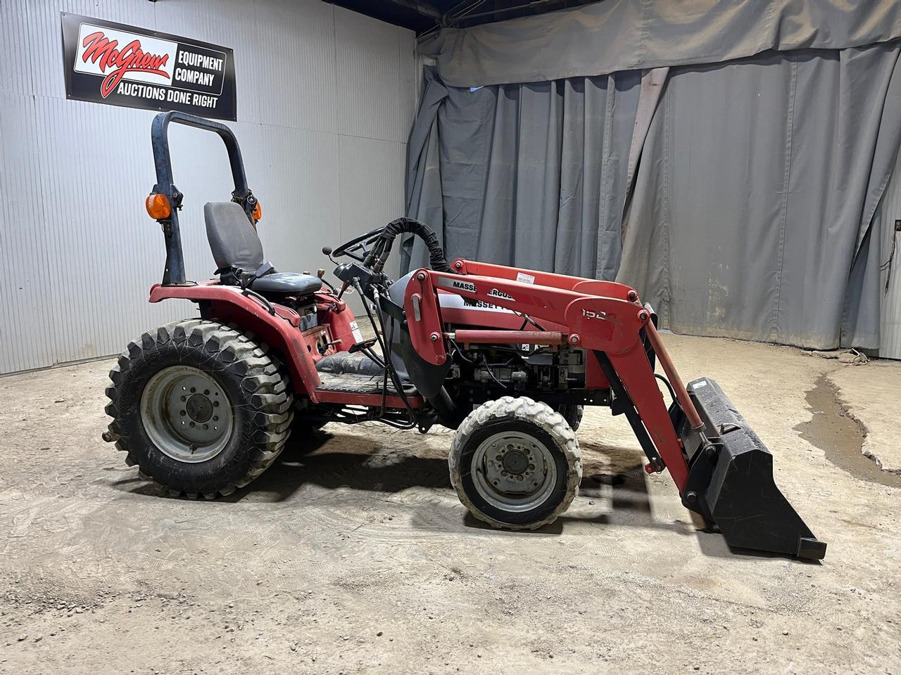 Massey Ferguson 1528 Compact Tractor with Loader