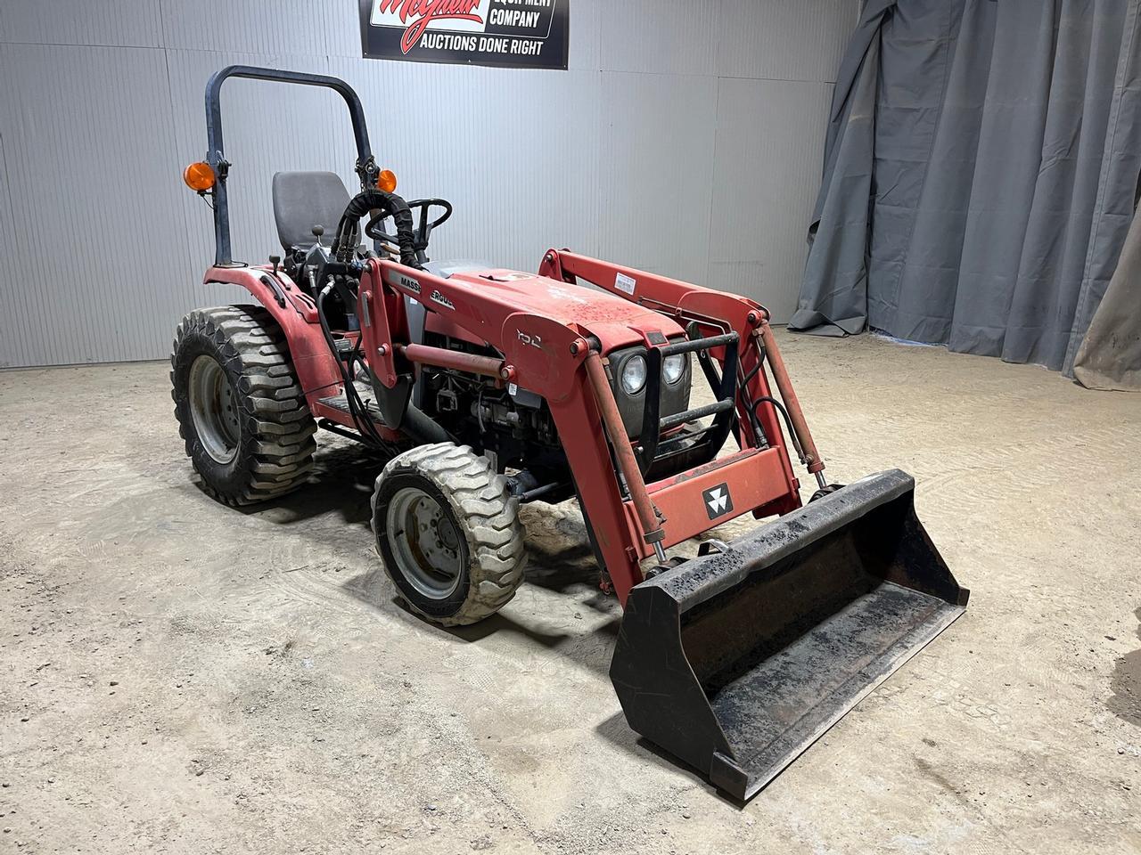 Massey Ferguson 1528 Compact Tractor with Loader