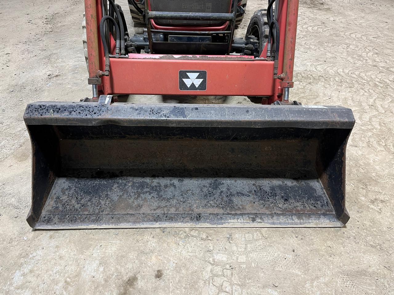 Massey Ferguson 1528 Compact Tractor with Loader