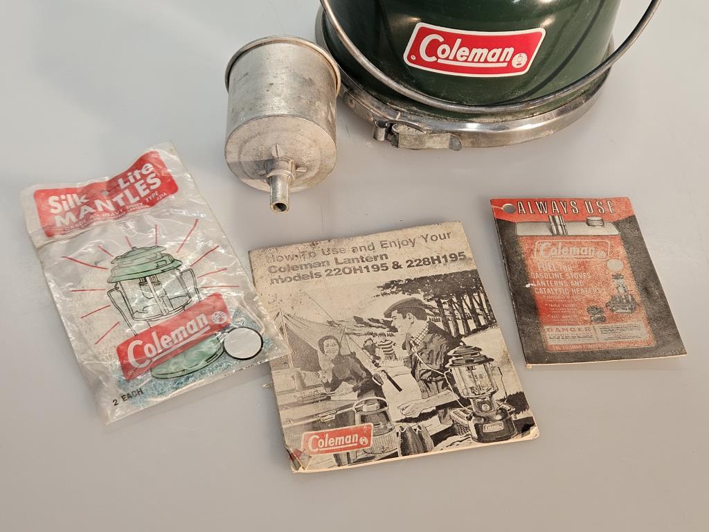 Vintage Coleman Lantern 220H195 w/Box