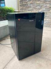 Hisense 4.4 cu ft Compact Refrigerator*COLD*PREVIOUSLY INSTALLED*