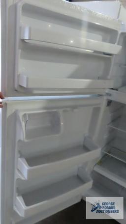 Hotpoint refrigerator, model number HPE16BTNERWW