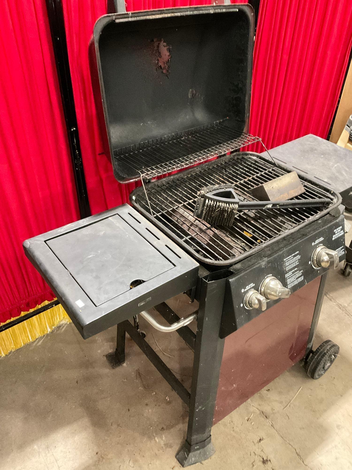 Brinkmann Gas Powered Grill w/ side racks & additional burner - See pics