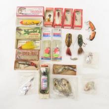 Vintage fishing lures, many in boxes