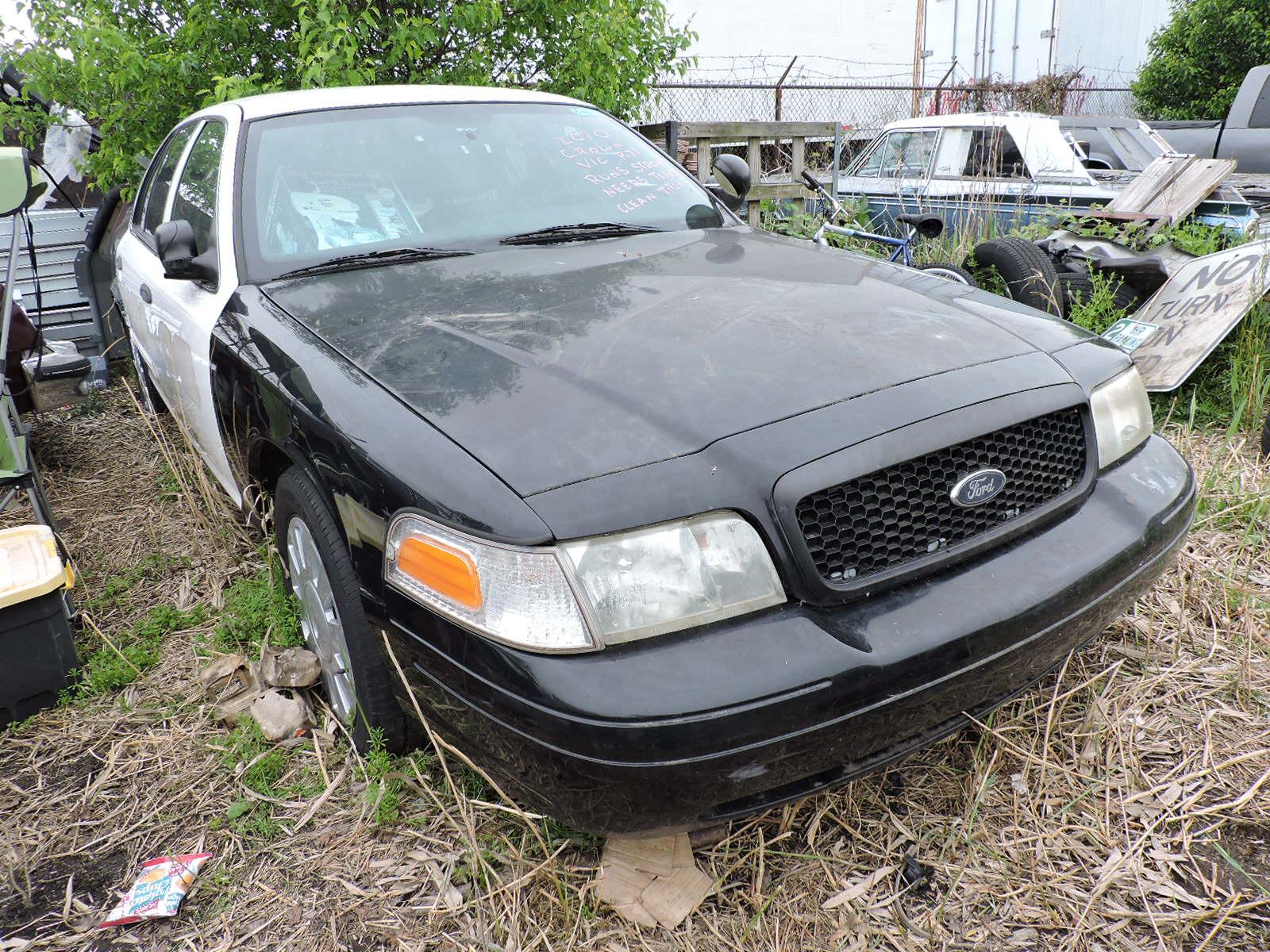 2010 Ford Crown Victoria Sedan / P71 Police Package