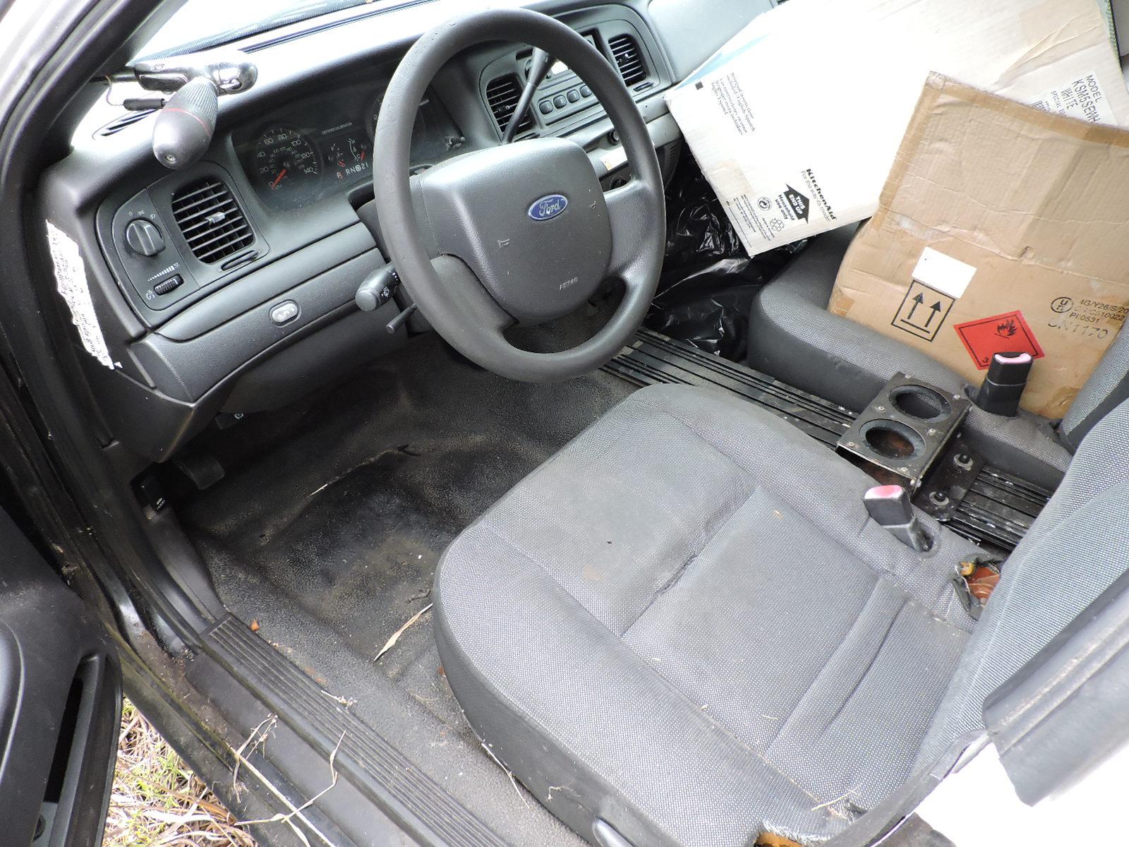 2010 Ford Crown Victoria Sedan / P71 Police Package