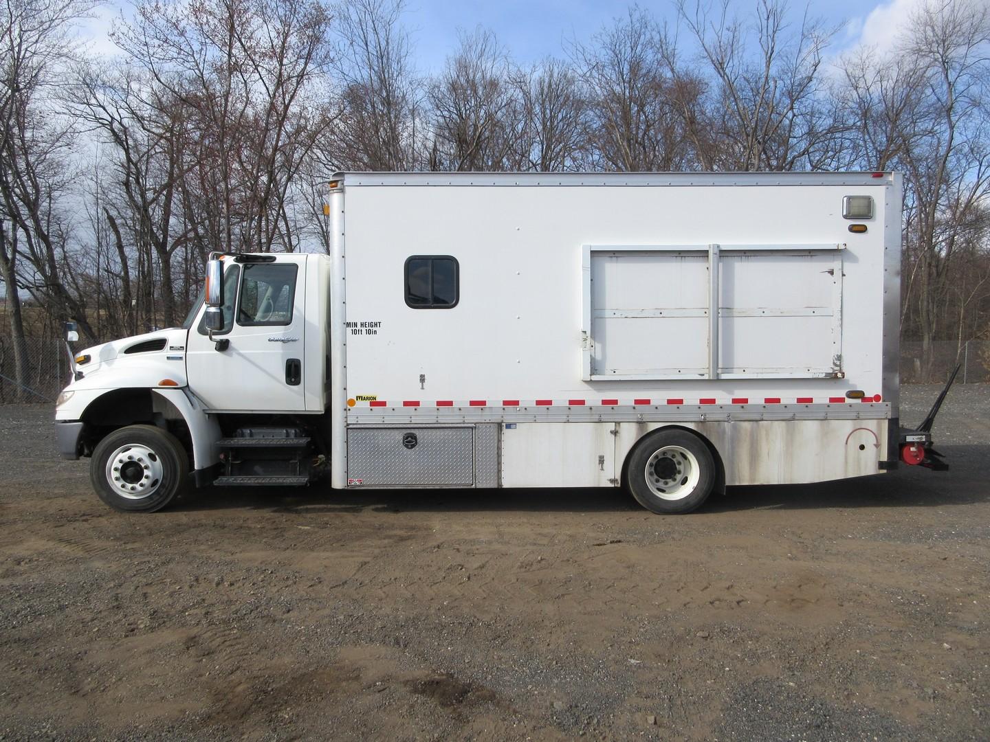 2009 International 4300 S/A Curb Van