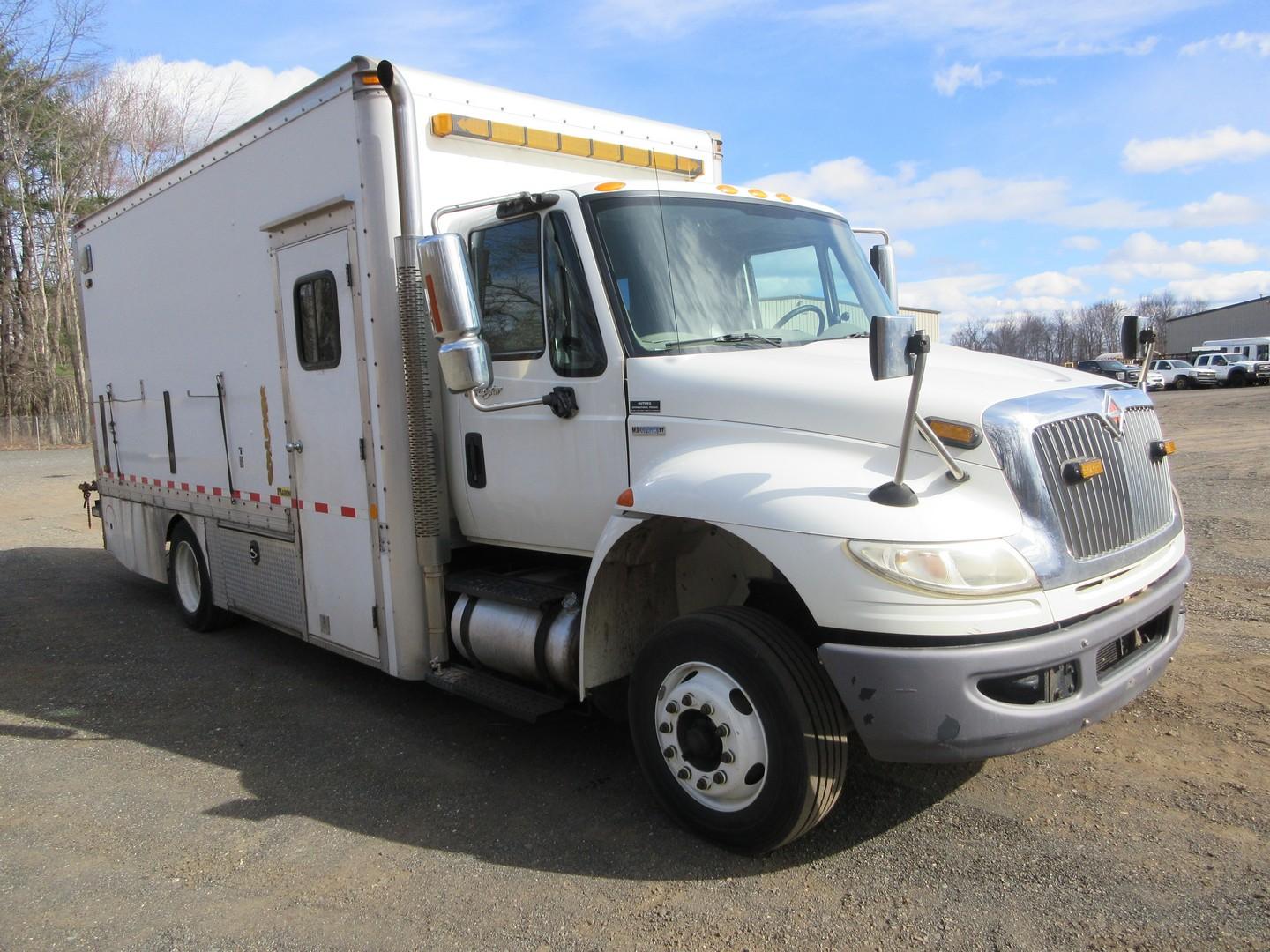 2009 International 4300 S/A Curb Van