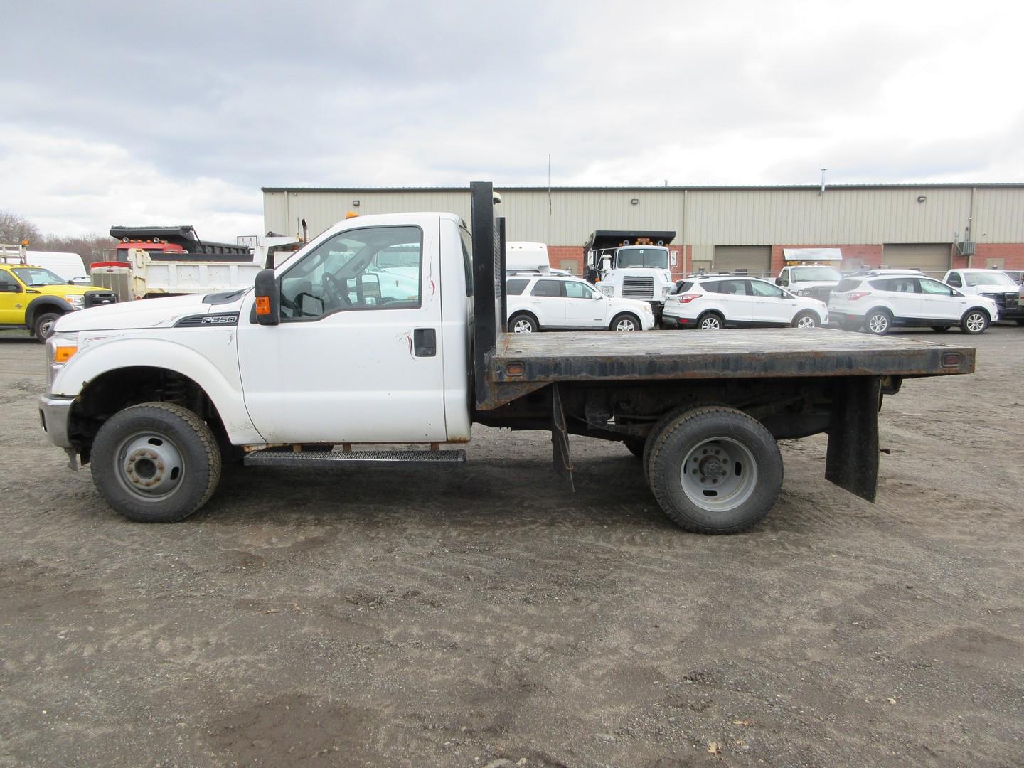 2015 Ford F-350 Super Duty S/A Flatbed Truck