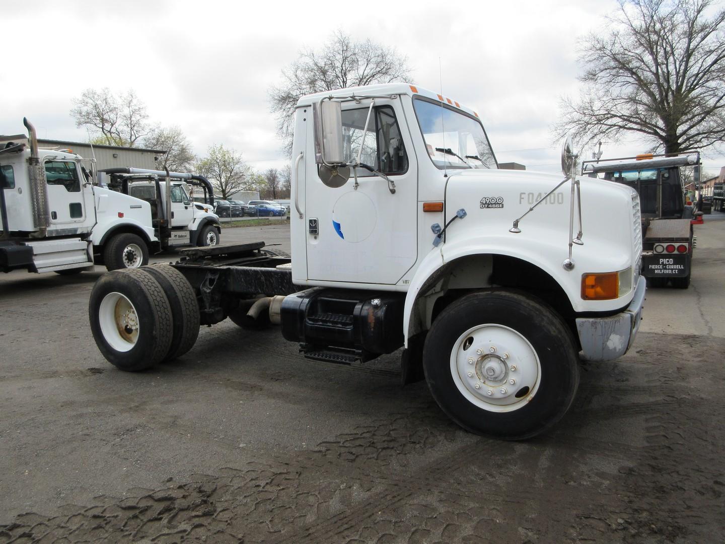 1999 International 4900 S/A Tractor