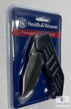 Smith and Wesson Extreme Ops Tactical Folder With Belt Clip Carrier