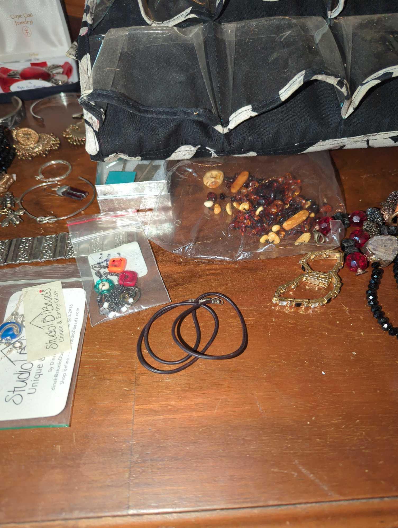 (BR1) JEWELRY LOT, CONTENTS OF THE TOP OF DRESSER, COSTUME JEWELRY, WATCHES, WATCH HOLDER, ETC.