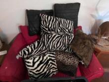 (DEN) LOT OF ACCENT PILLOWS TO INCLUDE: (4) ZEBRA PRINT PILLOWS, (2) CHEETAH PRINT PILLOWS, (2)