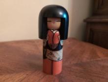 (DR) JAPANESE KOKESHI DOLL BY KISAKU. MADE OF WOOD. IT MEASURES 5"T.