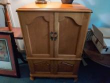 (DBR1) VINTAGE WOOD CABINET/STEREO CABINET WITH TWO DOORS THAT REVEALS AN OPEN SECTION WHERE A TUBE