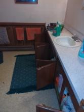 (LDR) BATHROOM LOT OF ASSORTED ITEMS TO INCLUDE ALL CONTENTS YOU SEE IN PHOTOS, AREA RUG WITH END