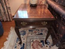 (UPOFC) DREXEL WOOD QUEEN ANNE SINGLE DRAWER SIDE TABLE WITH BRASS PULLS. IT MEASURES 22"W X 27"D X