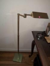 (UPOFC) VINTAGE BRASS FLOOR LAMP WITH ADJUSTABLE ARM. IT MEASURES 45"T.