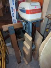 (GAR) FISHERMAN EVINRUDE BOAT MOTOR, USED, COMES WITH SAWHORSE STAND