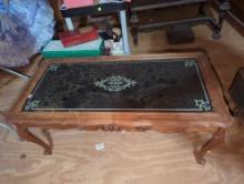 (GAR) ANTIQUE ENGLISH QUEEN ANNE STYLE MAHOGANY & GLASS COFFEE TABLE, TABLE HAS DESIGN UNDER GLASS