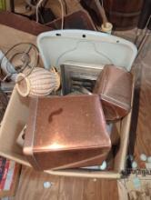 (GAR) LOT PF ASSORTED ITEMS TO INCLUDE, KITCHEN WARE SUCH AS COOKIE SHEETS, STRAINER, COPPER TONE