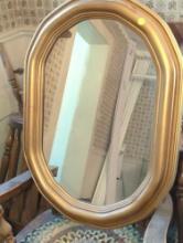 (DR) WALL HANGING PLASTIC GOLD TONE MIRROR, MEASURE APPROXIMATELY 21 IN X 29 IN, WHAT YOU SEE IN